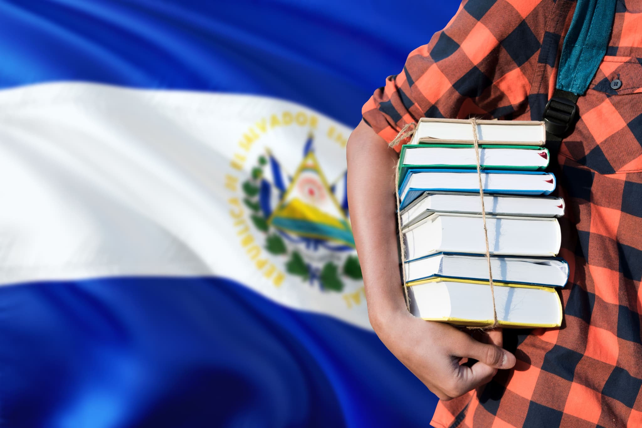 エルサルバドルの国旗と学生