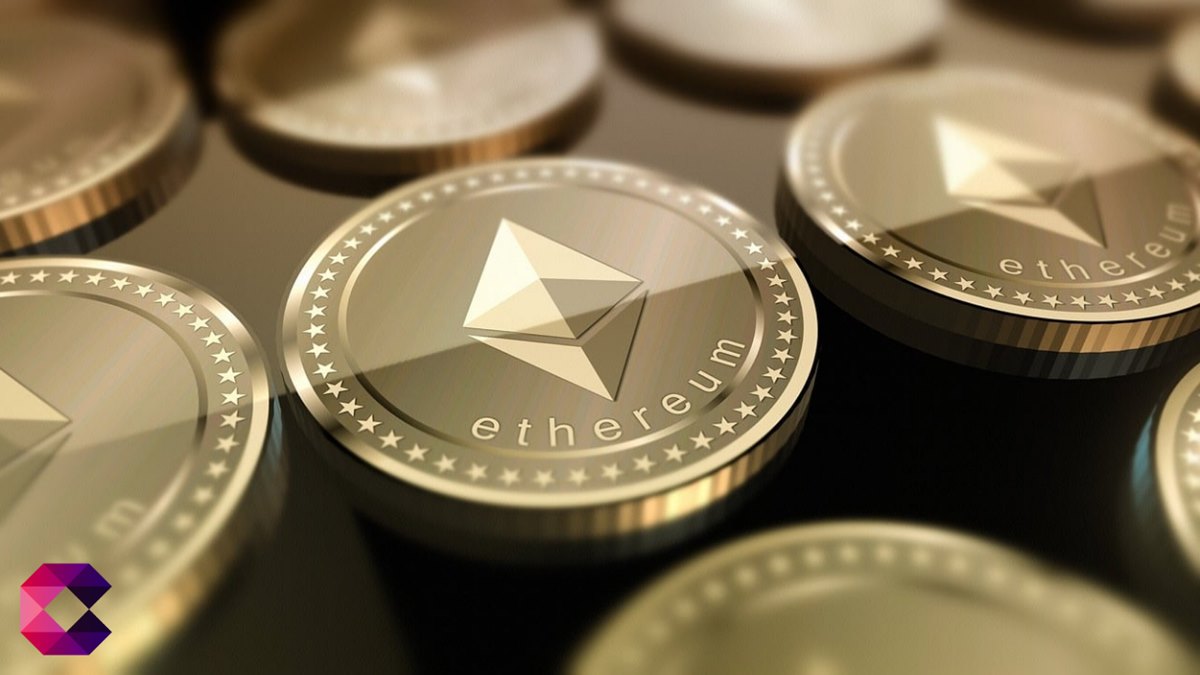 イーサリアムのティッカーと英語表記"ethereum"が刻印された硬貨、CryptoNewsのロゴマーク