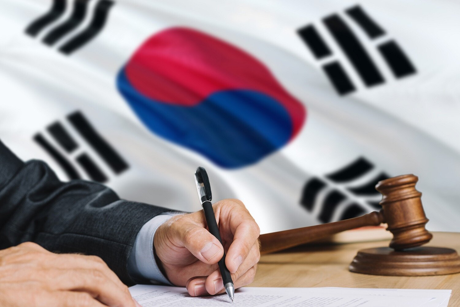 韓国の国旗と裁判所